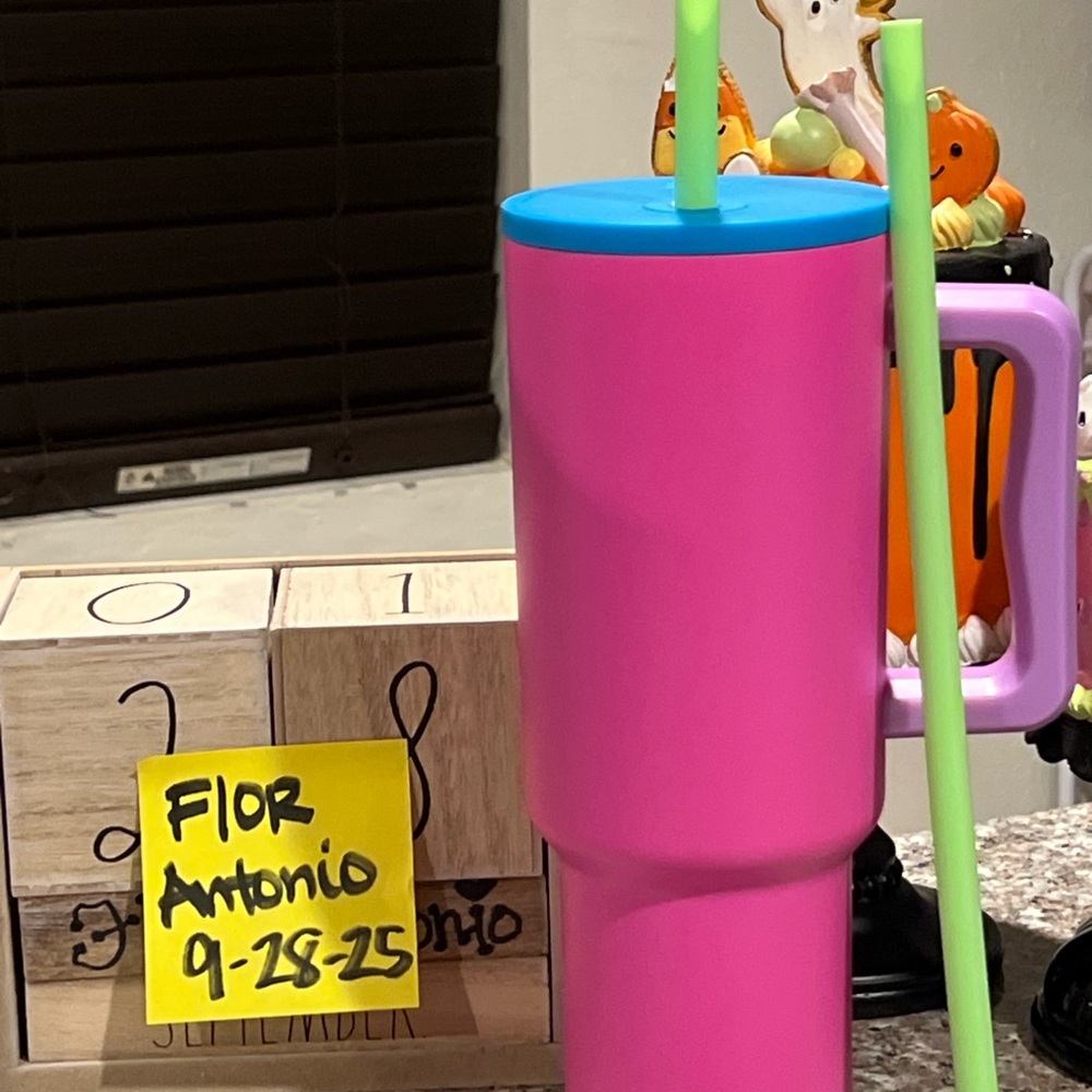 Simple Modern 80’s tumbler with extra straw